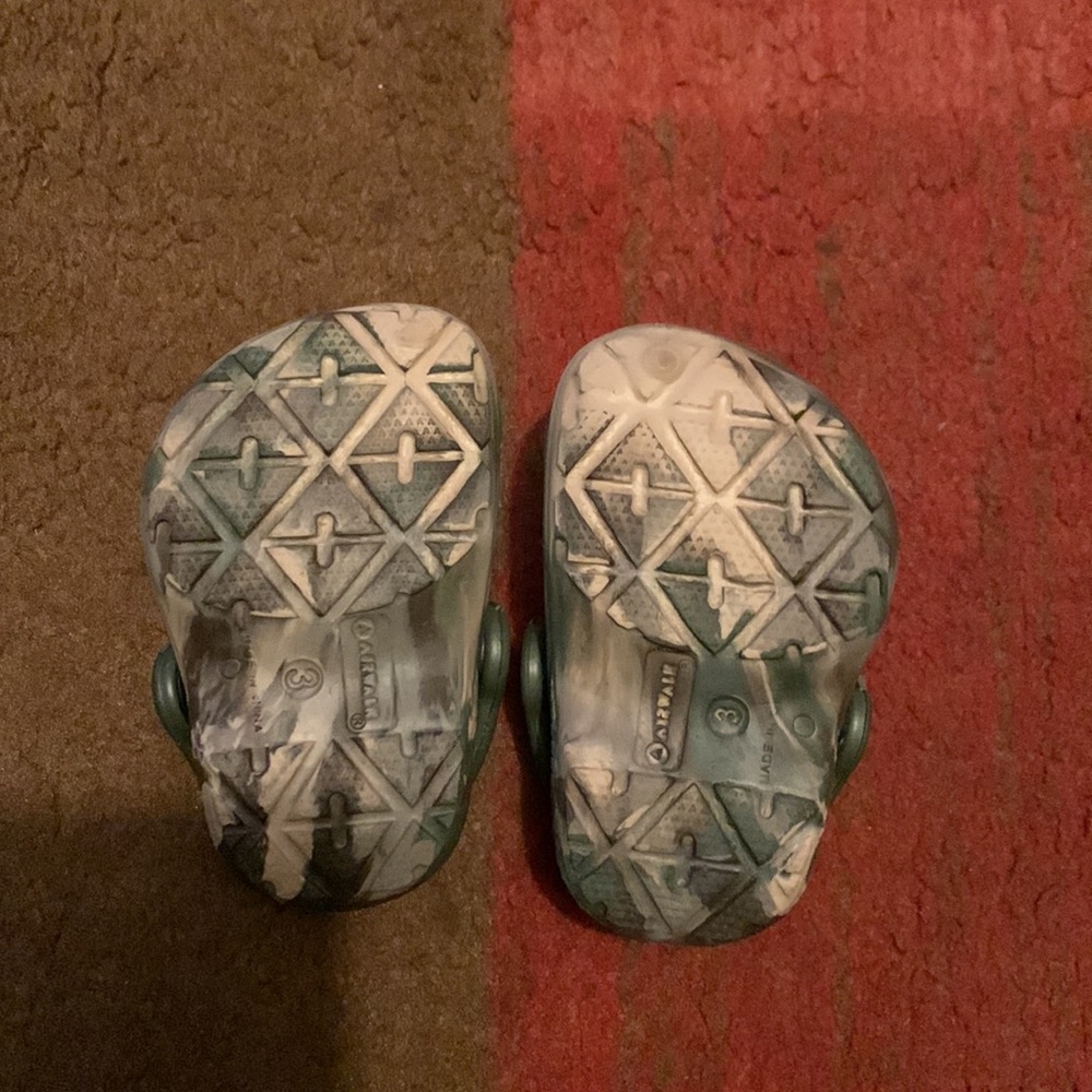 AirWalk Clogs - Picture 2 of 3